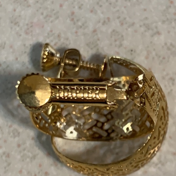 Vintage Napier gold tone lacy screw clip earrings (288) - Picture 5 of 5